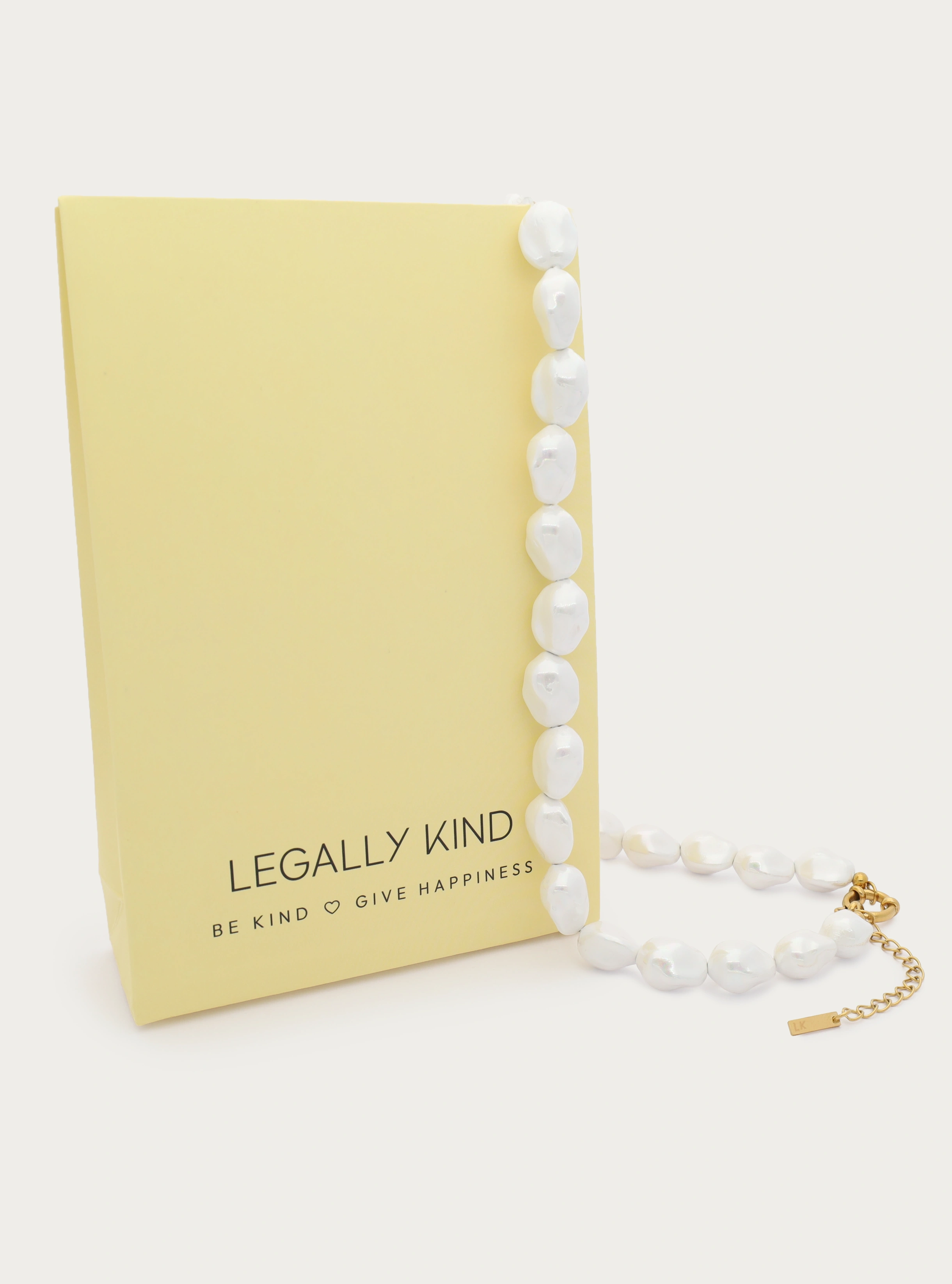 Ketting van grote schelpparels met graveerbare hart bedel - 17 mm