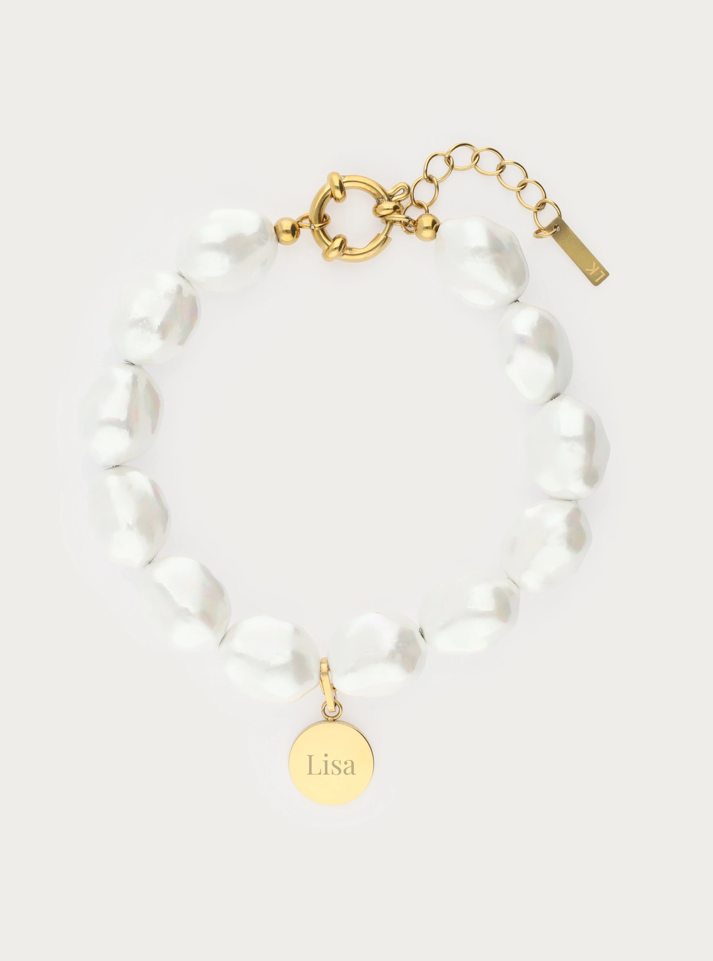 Armband van grote schelpparels met graveerbare ronde bedel - 12 mm