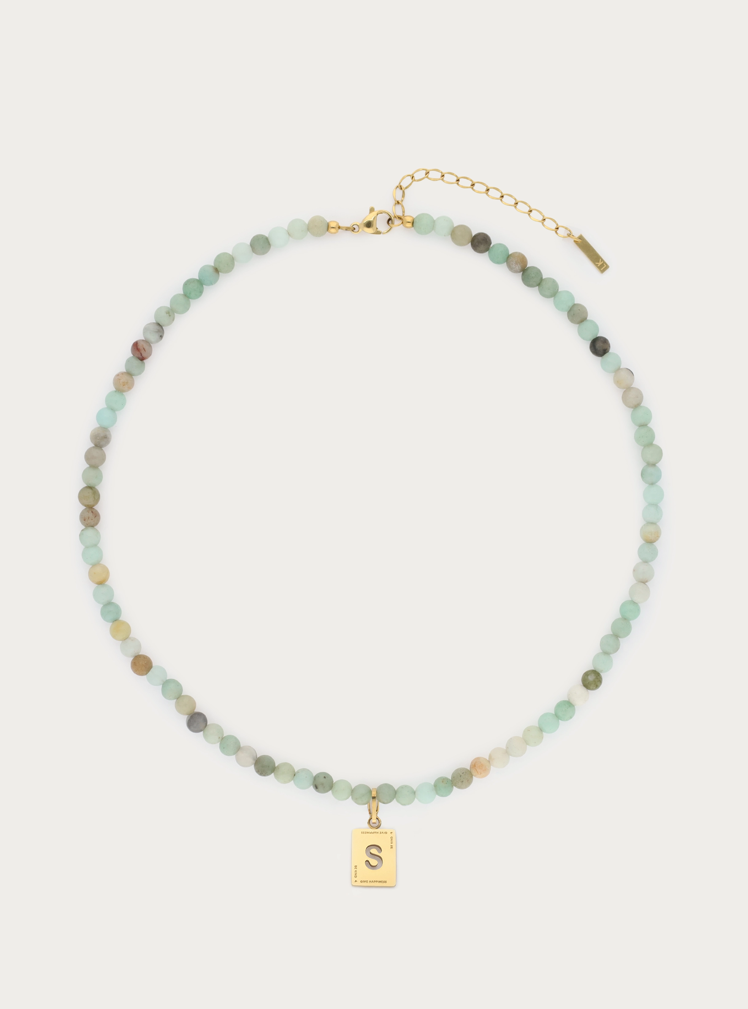 Ketting van ronde natuursteen met rechthoekige initiaal bedel 'be kind' - 4 mm