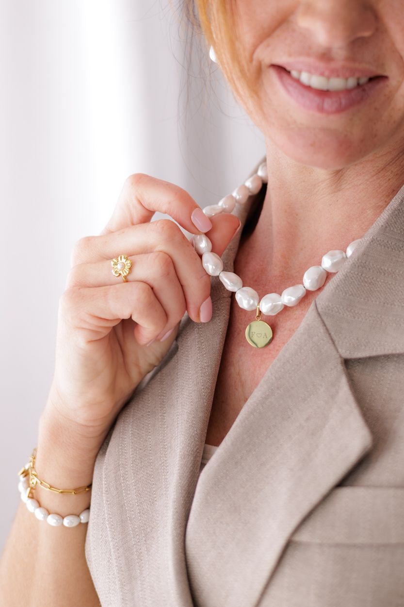 Ketting van grote schelpparels met graveerbare ronde bedel - 15 mm