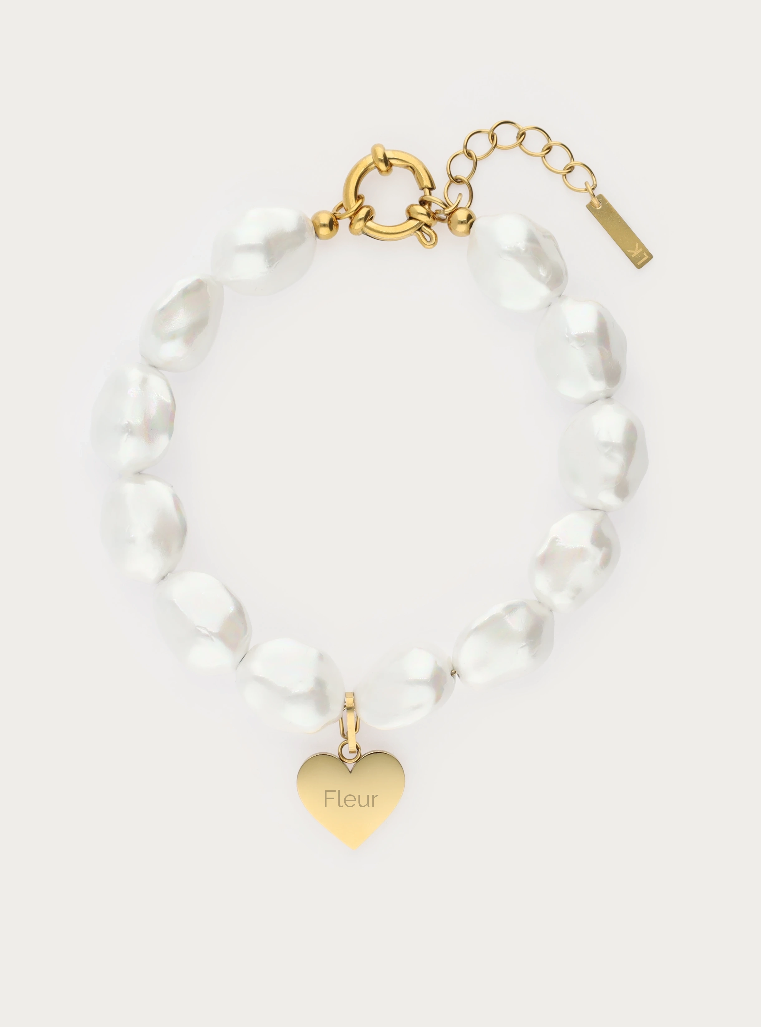 Armband van grote schelpparels met graveerbare hart bedel - 14 mm
