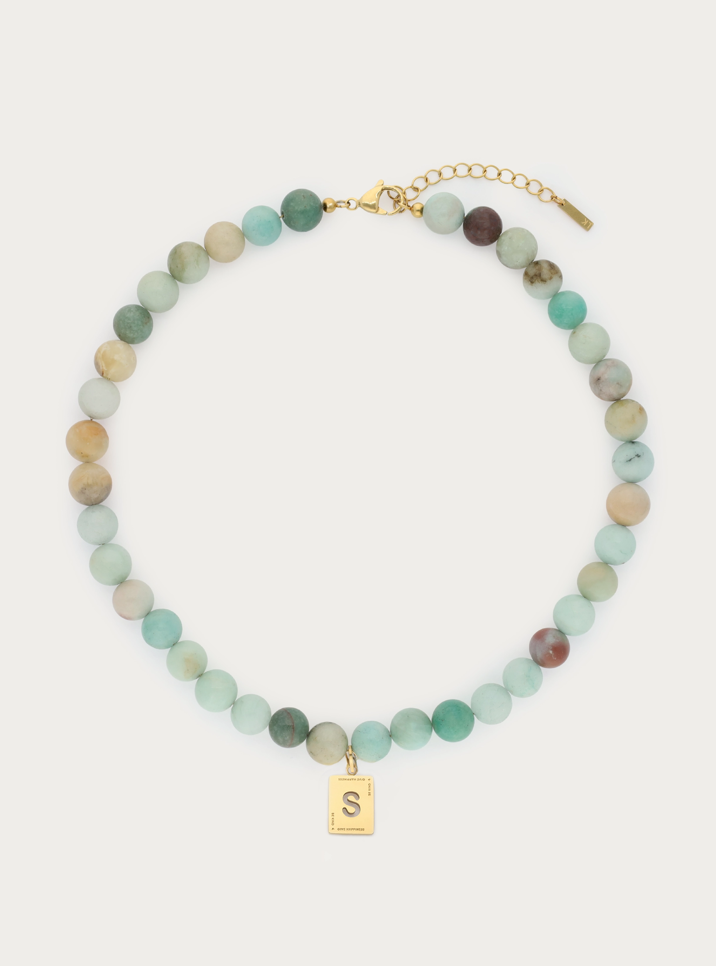 Ketting van ronde natuursteen met rechthoekige initiaal bedel 'be kind' - 10 mm